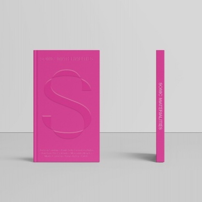 Livro rosa com letra 'S' em relevo na capa e texto embossing, mostrado de frente e lado.