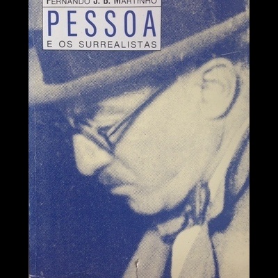Capa de livro azul com fotografia desfocada de homem de perfil com óculos e chapéu, texto em caixa alta e selo de editora