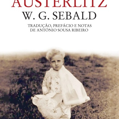 Capa do livro Austerlitz com imagem de criança vestida antiga em ambiente exterior