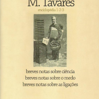 Capa de livro com texto em preto e imagem a preto e branco de um homem ao lado de caixas