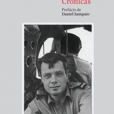 Capa do livro As Outras Crónicas com foto a preto e branco de homem em uniforme militar