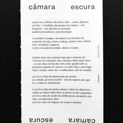 folheto em papel branco com texto em português intitulado 'câmara escura'