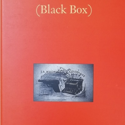 Capa de livro laranja com título Câmara Escura (Black Box) e imagem preto e branco