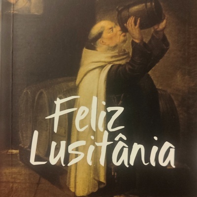 Capa de livro com pintura de monge bebendo de jarro e texto Feliz Lusitânia, CARLOS MOTA DE OLIVEIRA