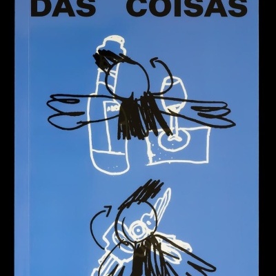 Capa do livro azul com título AS PESSOAS DAS COISAS e desenhos de pássaros e objetos.