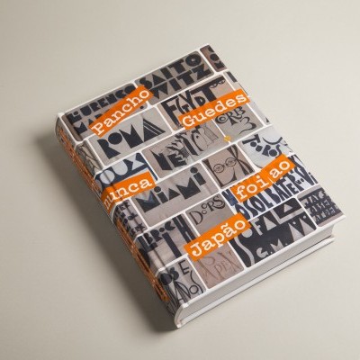 Livro de capa dura com título 