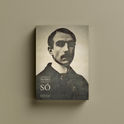 Capa de livro com fotografia em preto e branco de homem e texto 'António Nobre SÓ'