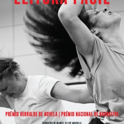 Capa de livro em preto e branco com duas mulheres dançando e texto vermelho e preto