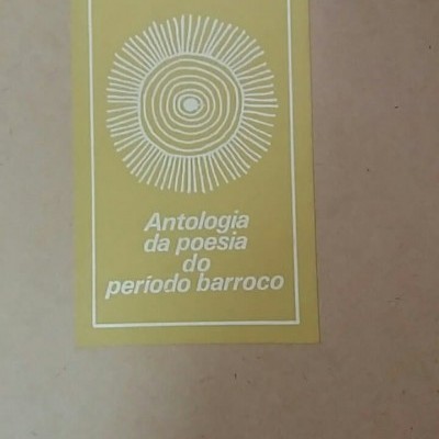 Capa de livro com título e autor em etiqueta amarela e texto impresso na parte inferior.
