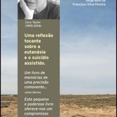 Capa do livro 'A Morrer' de Cory Taylor com imagem de mulher e paisagem árida ao fundo