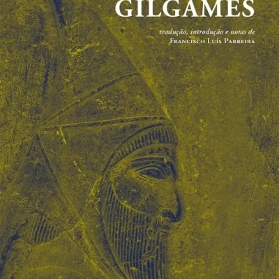 Capa do livro Épico de Gilgames com escultura antiga em relevo e texto em verde-oliva