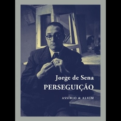 Capa de livro com foto a preto e branco de homem e título 'PERSEGUIÇÃO'