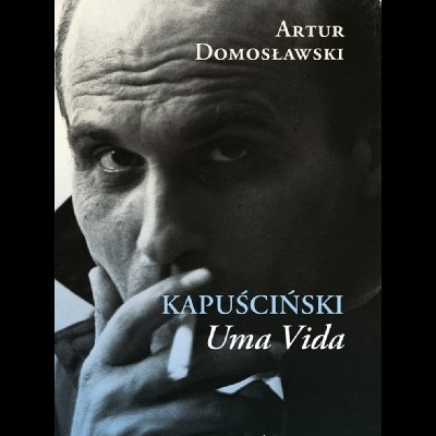 Capa do livro 'Kapuściński Uma Vida' com fotografia a preto e branco de homem e texto em azul e branco