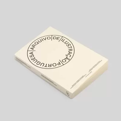 Livro de capa dura beige com texto circular e texto adicional na capa e lombada