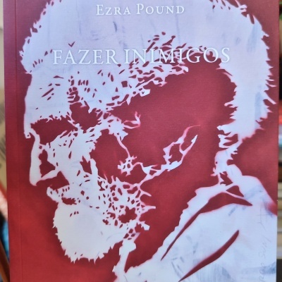 Capa de livro vermelha com ilustração branca de rosto de perfil, título Fazer Inimigos e autor Ezra Pound
