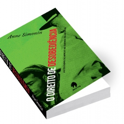 Capa de livro verde e preta com título e rosto de mulher em preto e branco