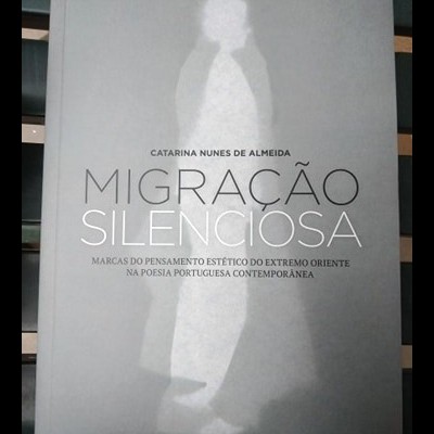Capa de livro 'Migração Silenciosa' com fundo cinza e figura humana abstrata em branco