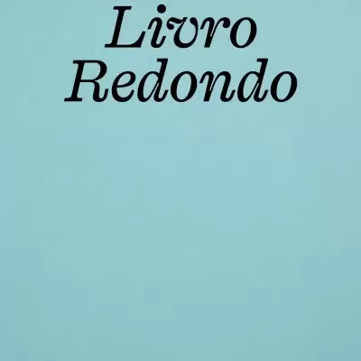 Capa de livro azul claro com título e nome da autora em letras pretas