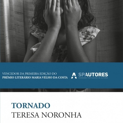 Capa do livro 'Tornado' com imagem a preto e branco de menina a tapar rosto, faixa azul e texto do prémio literário
