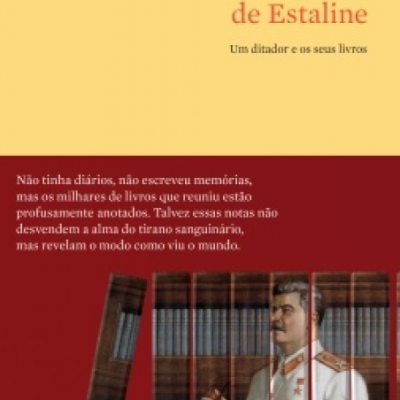 Capa do livro A Biblioteca de Estaline com imagem de Estaline lendo frente a estantes