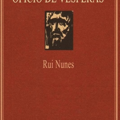 Capa de livro vermelha com título OFÍCIO DE VÉSPERAS e imagem de rosto monocromático.