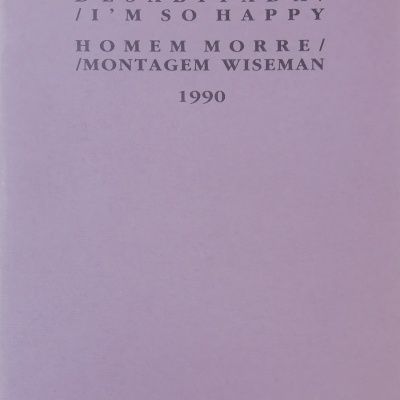 Capa de livro lilás com texto em preto e vermelho