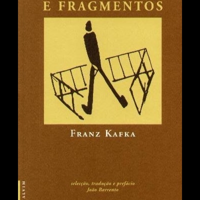 Capa de livro castanha e amarelo com texto 'PARÁBOLAS E FRAGMENTOS' e nome Franz Kafka.