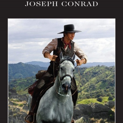 Capa do livro Nostromo de Joseph Conrad com imagem de homem a cavalo em paisagem montanhosa