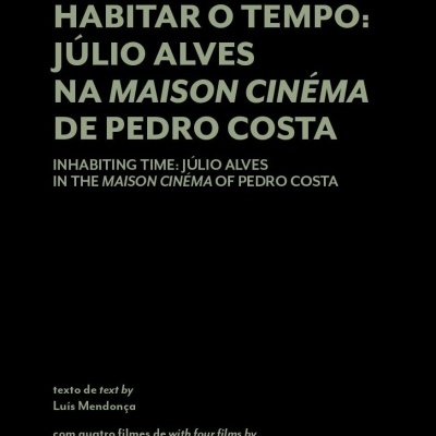 Capa de produto com texto sobre Júlio Alves e Maison Cinéma em fundo preto