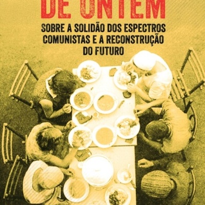 Capa de livro com texto vermelho e preto e foto sépia de pessoas em volta de uma mesa.