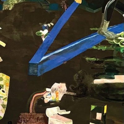 Capa de livro com ilustração abstrata em tons escuros e azuis e texto em maiúsculas