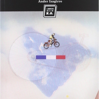 Capa de livro PLOMO EN LOS BOLSILLOS sobre ciclismo com ilustração de ciclista e coração azul