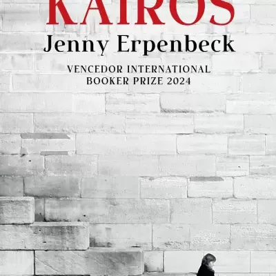 Capa do livro Kairos de Jenny Erpenbeck com texto e pessoa lendo junto a parede de pedra