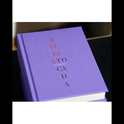 Livro com capa dura roxa e texto impresso vertical