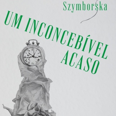 Capa de livro com relógio e rosa em tons de cinza e texto verde