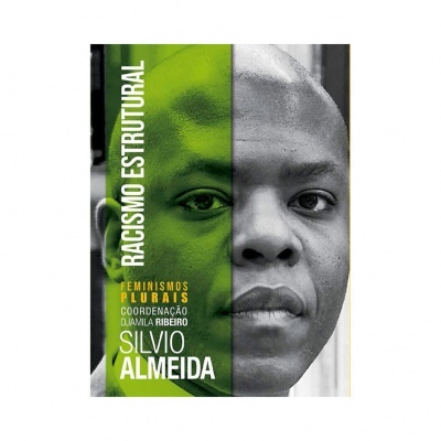 Capa de livro Racismo Estrutural por Silvio Almeida com rosto masculino dividido em preto e branco e verde