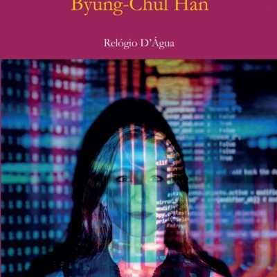 Capa do livro Infocracia de Byung-Chul Han com imagem de mulher e projeções digitais coloridas