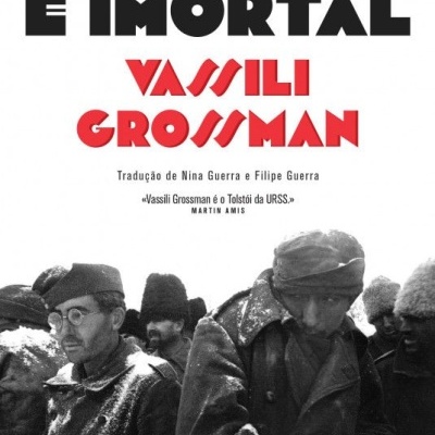 Capa do livro 'O Povo É Imortal' com texto em preto e vermelho e fotografia em preto-e-branco de homens em roupas militares.