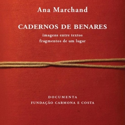Capa de livro vermelha com texto e cordão bege amarrado