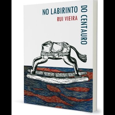 Capa do livro 'No Labirinto do Centauro' com ilustração de cavalo de madeira de balanço
