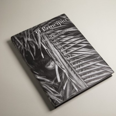 Livro de capa dura preto e branco com criança entre folhas no título Princípio não contextual