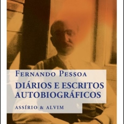 Capa de livro com fotografia a sépia de homem sentado e texto em azul