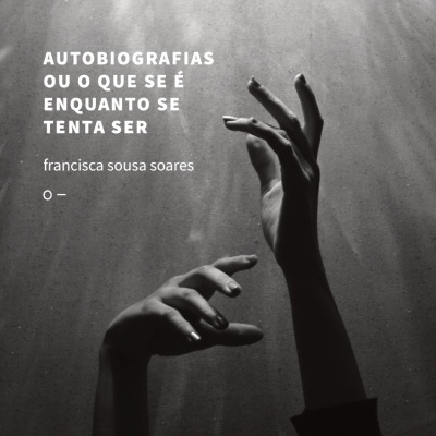 Braços e mãos estendidos com texto de livro em fundo escuro 