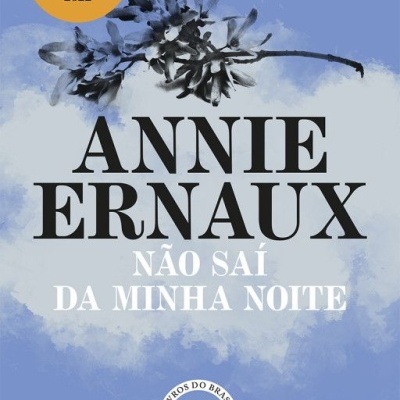 Capa de livro azul com título ANNIE ERNAUX NÃO SAÍ DA MINHA NOITE e selo prémio Nobel