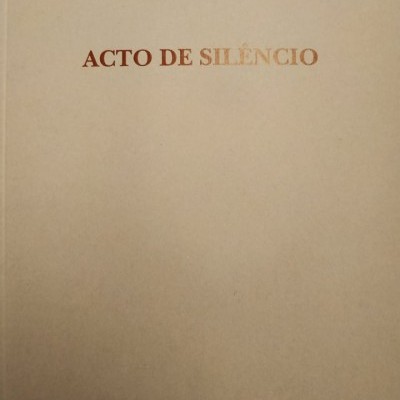 Capa de livro bege com texto do título e autor