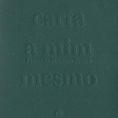 Capa verde escuro de livro com texto em relevo e logo da editora