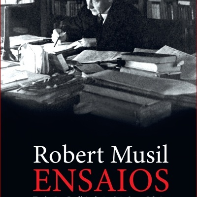 Capa do livro 'Ensaios' de Robert Musil com fotografia em preto e branco de homem a escrever numa mesa cheia de livros