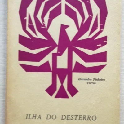 Capa de livro 'ILHA DO DESTERRO' com padrão geométrico púrpura e texto em português.