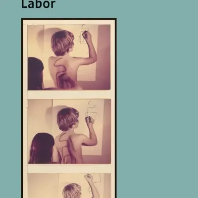 Capa de livro com fundo verde azulado e fotos em sequência de pessoas desenhando no corpo.