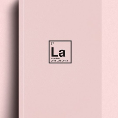 Livro de capa rosa com texto La Lantânio José Luís Costa no centro